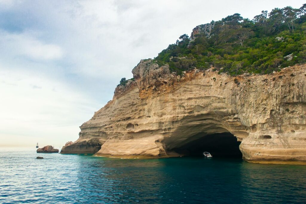 cave-in-the-rock-on-sea-nature-composition-seas-2022-04-19-01-49-36-utc (1)