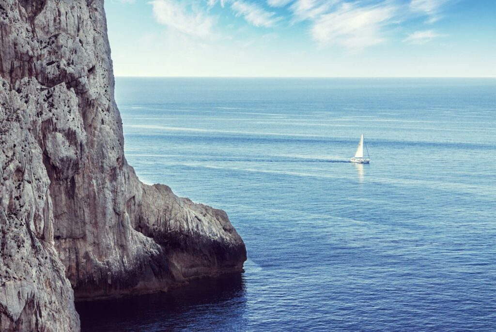small-lonely-sailboat-sailing-on-the-sea-2022-11-09-20-09-31-utc (1)